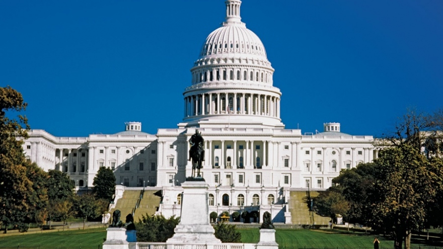 Dự luật ngân sách ngắn hạn được thông qua, chính phủ Mỹ tránh bị đóng cửa